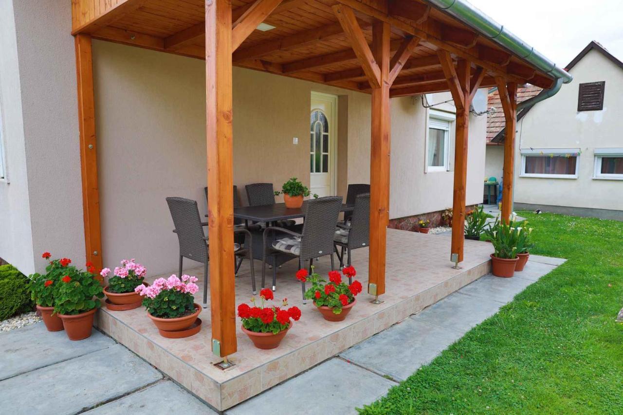 Holiday Home In Balatonkeresztur 19455 Extérieur photo